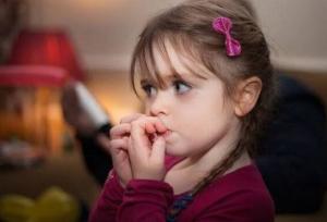 چرا کودکان ناخن می‌جوند؟