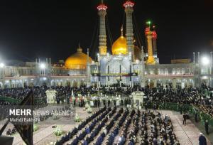 آیین شمع‌گردانی خادمان در شام رحلت حضرت معصومه(س)  آغاز شد