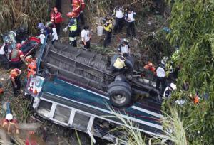۸ کشته و ۶ زخمی در پی سقوط یک اتوبوس به دره در بولیوی