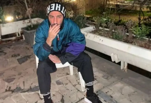 عکس جدید نوید محمدزاده با سیگار در حیاط وایرال شد