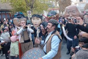 کارناوال شادپیمایی جشنواره استانی تئاتر کردستان در بیجار