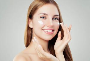 بهترین کرم برای بستن منافذ باز پوست صورت کدام است؟