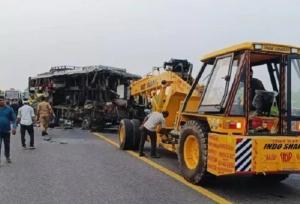 ۶ کشته و ۵۰ زخمی در پی برخورد دو اتوبوس در هند