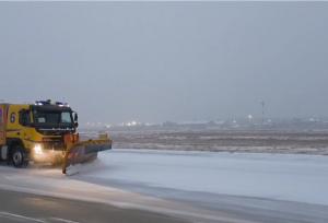 برف روبی باند فرودگاه ارومیه برای پرواز