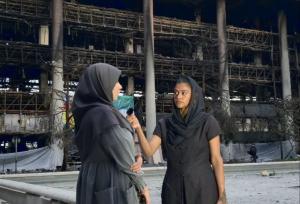 پوشش متفاوت خبرنگار آمریکایی مقابل ساختمان صداوسیما
