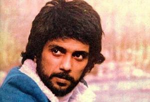 تصویری قدیمی از «داریوش» بر سر مزار «فریدون فرخزاد»