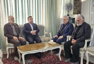 رئیس سازمان ثبت اسناد و املاک کشور با خانواده شهید صارم‌پور دیدار کرد
