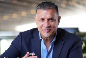 تصویر چالش‌برانگیر علی دایی با پیراهن گل‌آلود