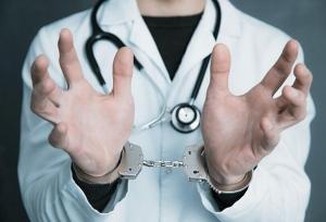 قانون علیه پزشک‌نماها سخت‌تر شد؛ جریمه تا ۵۸۰ میلیون تومان