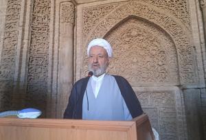 امام‌جمعه اردستان بر حمایت از مردم و حل مشکلات معیشتی تاکید کرد