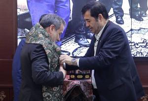 اهدای شال پهلوانی به عراقچی در یک مراسم