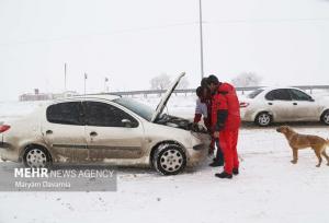 بارش برف در محورهای مواصلاتی آذربایجان غربی؛زنجیرچرخ همراه داشته باشید