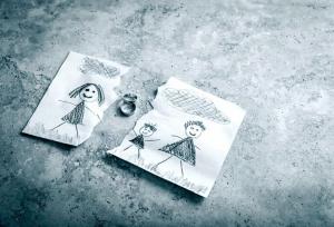 نسبت احساس گناه در فرزندان طلاق و اعتماد به نفس؛کودک «واسطه پیام» نیست