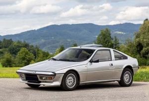 خودروی عجیب دهه ۸۰ با سه صندلی در ردیف جلو!