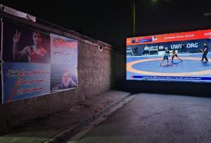 آماده سازی فضا برای دیدن مسابقه فینال کشتی محمدنژادجوان در مشهد