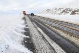 محورهای مواصلاتی پاوه با وجود بارش سنگین برف باز است