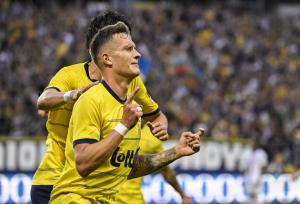 دنیس اکرت، مهاجم ایرانی-آلمانی با تخصص در بازی هوایی