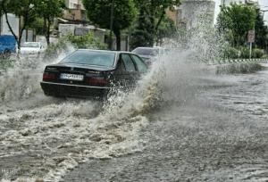 گزارش میدانی خبرنگار مهر از آبگرفتگی معابر بر اثر بارش باران در رودسر