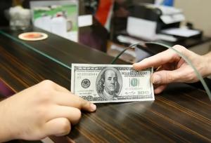 نمای بازار ارز تجاری؛ دلار ارزان شد یورو کمی گران