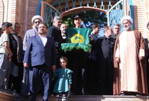 استقبال سنندجی‌ها از بیرق رضوی در مقبره هاجره خاتون سنندج