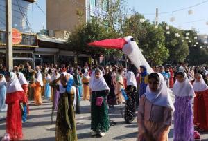 آغاز هجدهمین جشنواره بین‌المللی تئاتر خیابانی مریوان با هنرنمایی کودکان مریوانی