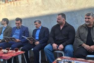 ژست‌های خاص احمدی‌نژاد در مراسم ختم خواهر مشایی