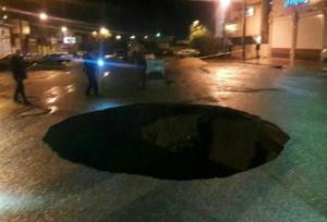 فرونشست زمین در چهارراه پگاه بندرعباس