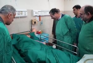 عیادت استاندار آذربایجان‌غربی از دانش آموزان حادثه دیده ارومیه