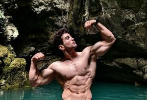 بدن‌نمایی و فیگور قهرمان سنگنوردی ایران