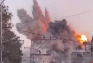 لحظه بمباران جنون‌آمیز منطقه تل‌الهوا در شهر غزه