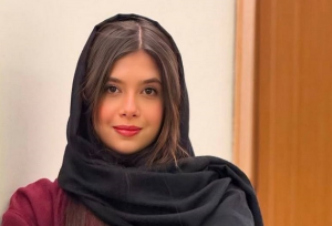 سلفی سیاه وسفید نفس بازغی در یک لوکیشن خاص