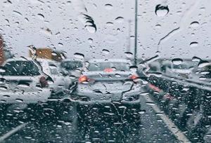 ترافیک پرحجم در بزرگراه‌های تهران همزمان با بارش باران