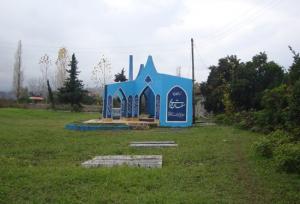 بنای یادبود شاعر انقلاب در چنگ باران و رطوبت