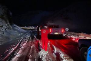 رهایی ۱۴۰ نفر گرفتار در برف و کولاک محور کوهسرخ