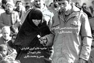 تصویری از سپهبد باقری و مادرش بر مزار برادر شهیدش