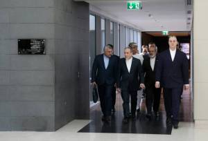 بازی روانی-نظامی آمریکا همزمان با آغاز مذاکرات دیپلماتیک