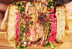 ساندویچ ژیگو، راز گوشتِ آبدار و نان برشته در هر لقمه!