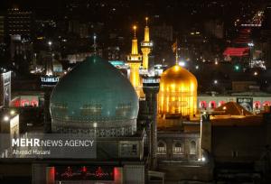 استقبال گرم خادمان حرم رضوی از زائران امام رضا(ع)