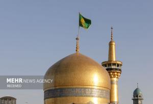 پرچم گنبد امام رضا (ع) روی دستان زائران حاج قاسم