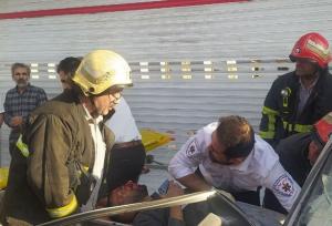 مومنی: برخورد شدید پراید با تیر برق در رشت؛ راننده نجات یافت