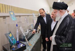 بازدید رهبر انقلاب از نمایشگاه «همه با هم برای ایران برای مدرسه»