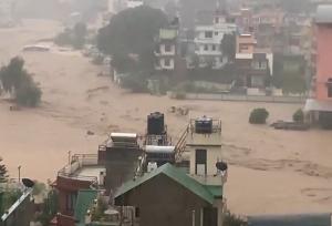 بیش از ۶۰ کشته در پی وقوع سیل و رانش زمین در نپال و هند+ فیلم