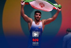 دور افتخار غلامرضا فرخی پس از کسب مدال طلای بازیهای کشورهای اسلامی