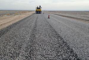 آغاز عملیات احداث و روکش آسفالت راه روستایی آبگرم شهرستان بم