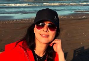 عکسی از خوشگذرانی مارال بنی‌آدم در کنار دریا