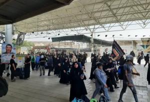 سیل خروشان جمعیت زوار اربعین حسینی در پایانه مرزی مهران