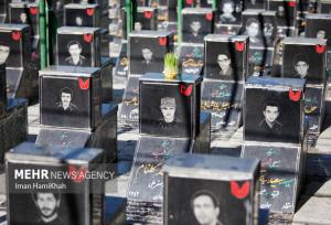 عطرافشانی مزار شهدای اسلامشهر با پرچم متبرک حرم امام رضا (ع)
