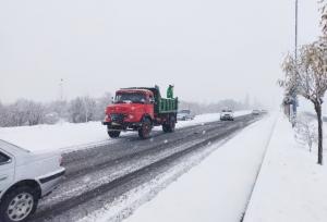 آغاز عملیات برف‌روبی و نمک‌پاشی در معابر گلپایگان