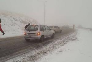 بارش برف موجب لغزندگی برخی جاده های خراسان رضوی شد