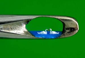 هنرمندی که شاهکارهایش را در سوراخ سوزن خلق می‌کند!